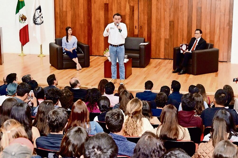 A jóvenes de la Universidad Anáhuac campus sur les dijo que es “defensor de la vida desde la fecundación”. (CORTESÍA)