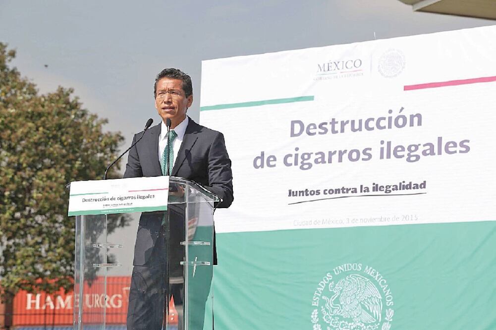 Aristóteles Núñez, jefe del SAT, durante la destrucción de cigarrros ilegales (ESPECIAL)
