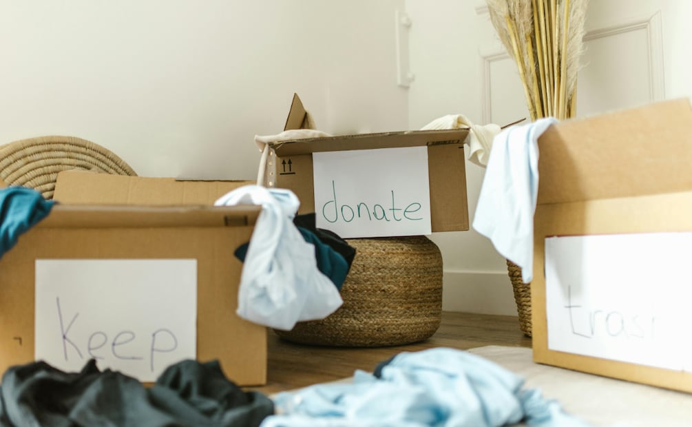 Un clóset ordenado no solo facilita vestirse, también aporta ligereza mental y sensación de control en el día a día. Foto: Pexels