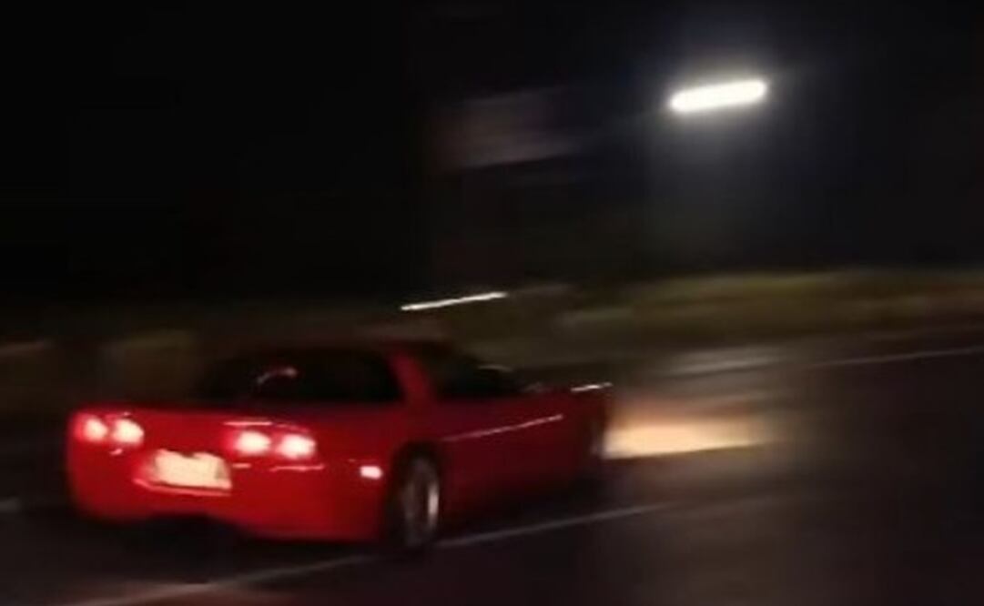 En redes sociales se difundieron imágenes en el que se observa a un automovilista en arrancones