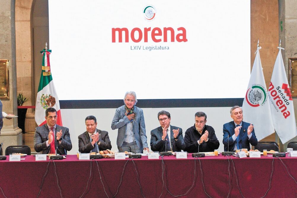 En la reunión de ayer de los senadores de Morena, en la sede de la Cámara Alta, estuvieron la titular de Segob, Olga Sánchez, Ricardo Monreal (cuarto de izq. a der) y Julio Scherer (segundo de der. a izq.), entre otros. Foto/MARIO JASSO. CUARTOSCURO