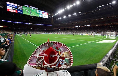 Reaparece grito homofóbico ante Uruguay