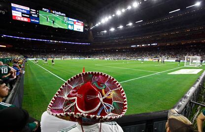 Reaparece grito homofóbico ante Uruguay