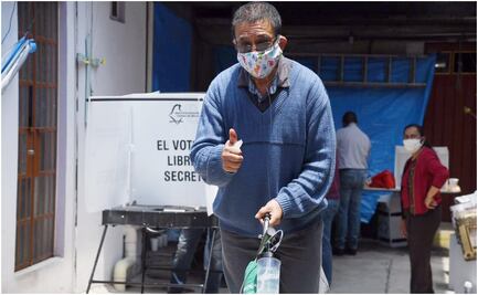Con todo y tanque de oxígeno, don Pedro, sobreviviente de Covid, acude a votar