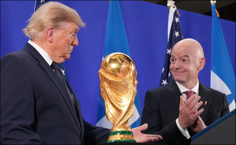 Donald Trump habla con el presidente de la FIFA, Gianni Infantino, previo a la Final de la Copa del Mundo 2026. FOTO: AP