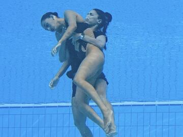 Nadadora mexicana se desmaya en plena competencia; su entrenadora la rescata