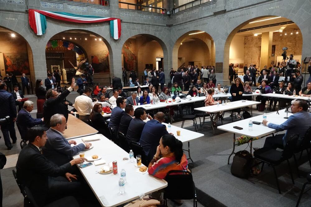 Aspectos de la sesión de la víspera en el Senado, cuando se avalaron una cascada de reformas. Foto: Cuartoscuro