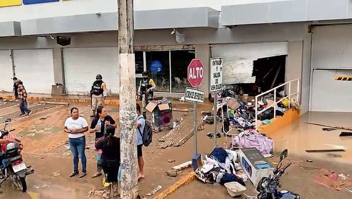 Habitantes saquearon tiendas sobre boulevard Quintana Roo. Foto: Alberto González / EL UNIVERSAL