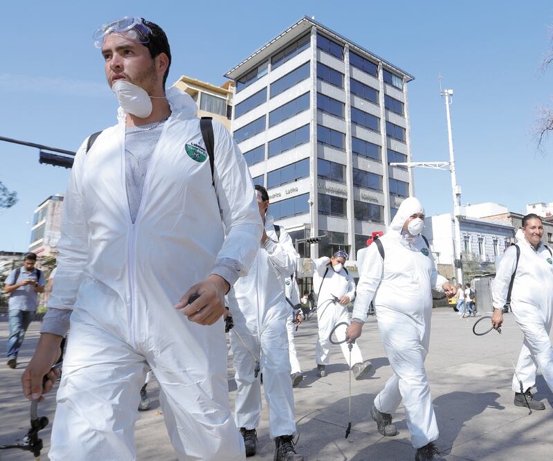 En Guadalajara, ayer empezó a trabajar una brigada de sanitización en el centro de la ciudad. Vestidos con un traje blanco de protección y equipados con rociadores tipo mochila, los trabajadores utilizan una mezcla de agua con cloro para limpiar las zonas