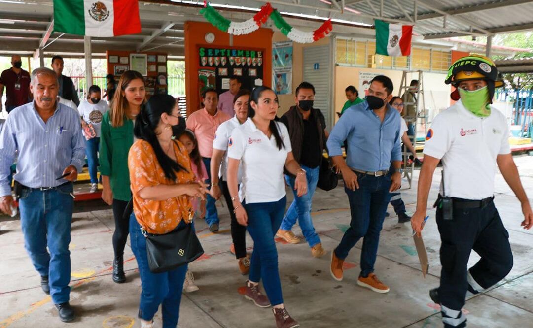 La gobernadora Indira Vizcaíno realizó un recorrido por el jardín de niños Josefina Beas, en Coquimatlán. Foto: Facebook