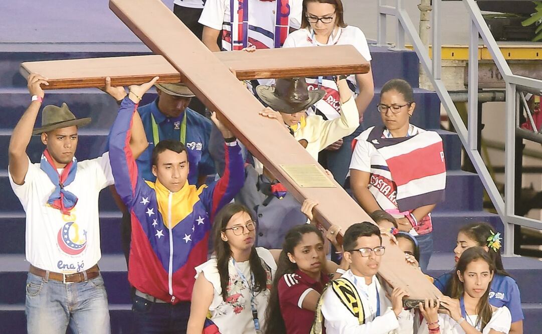 Simbolismo. Jóvenes de distintos países latinoamericanos cargaron la cruz durante el Vía Crucis que encabezó ayer el Papa en Ciudad de Panamá. Foto: LUIS ACOSTA. AFP
