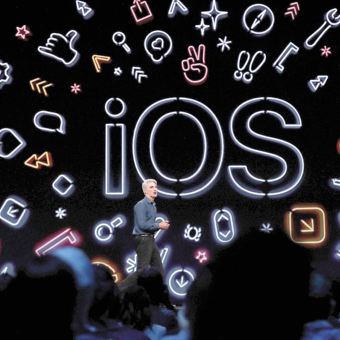 El vicepresidente de software de Apple, Craig Federighi, expuso algunas mejoras del sistema iOS 13 en la conferencia de desarrolladores WWDC en San José, California, el pasado 3 de junio. MONICA DAVEY. EFE