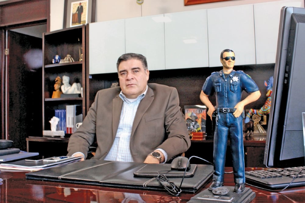Ismael Camberos, secretario de Seguridad Pública del estado, reconoce que la Policía Estatal también tiene un déficit para cumplir con los estándares de la ONU, ya que se requieren mil 600 elementos y hoy suman mil. (IRMA MEJÍA. EL UNIVERSAL)