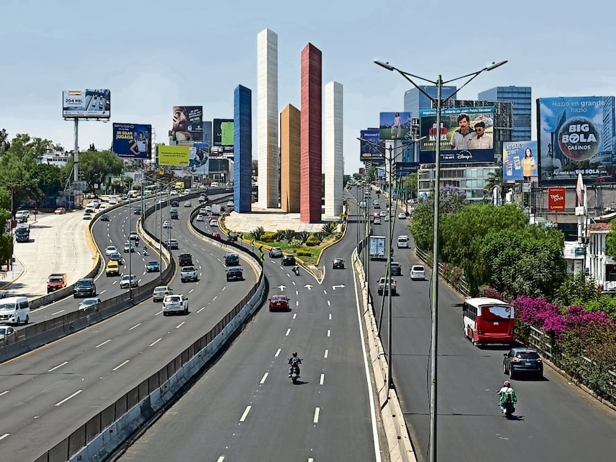 En carriles centrales y laterales ya no se veía maquinaria pesada. Aunque en algunas zonas ya delimitaron carriles, aún faltan otros. Foto: Arturo Contreras / EL UNIVERSAL