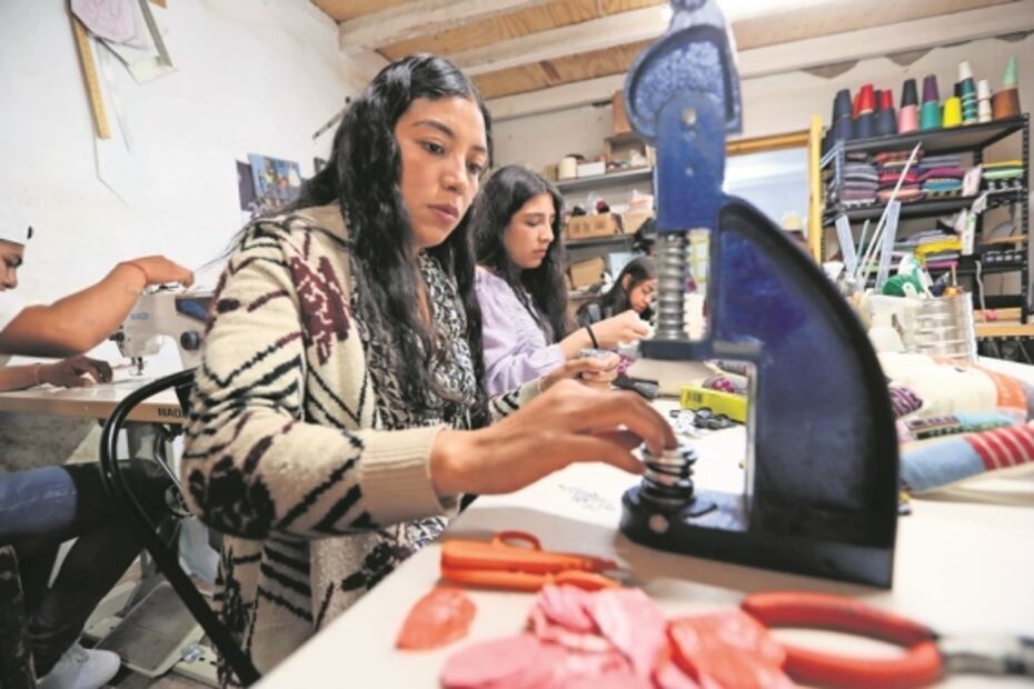 Adornan al conejo teporingo con rebozos