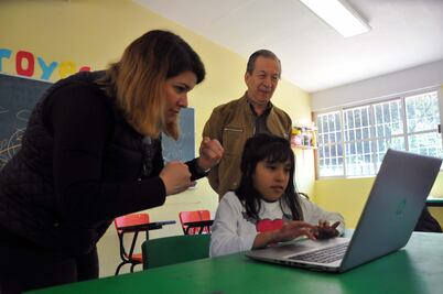 Enseñan a sordos a leer y escribir