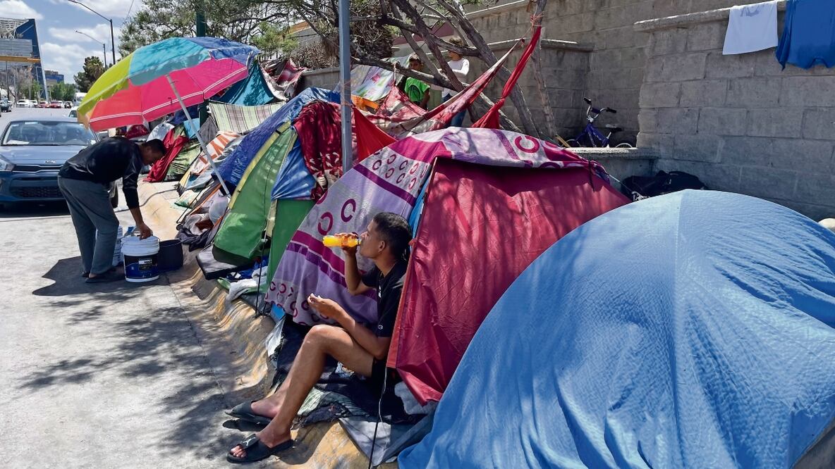 Extranjeros que buscan lograr asilo humanitario en Estados Unidos acampan frente al Instituto Nacional de Migración en Ciudad Juárez, donde murieron 40 migrantes y 27 resultaron lesionados en un incendio.