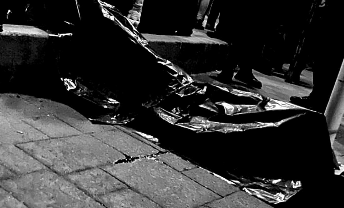Personal de la Fiscalía de Homicidios del Valle de México encontró sobre la vía pública, en la Plaza Felipe Villanueva, el cuerpo sin vida. FOTO: Especial/EL UNIVERSAL/