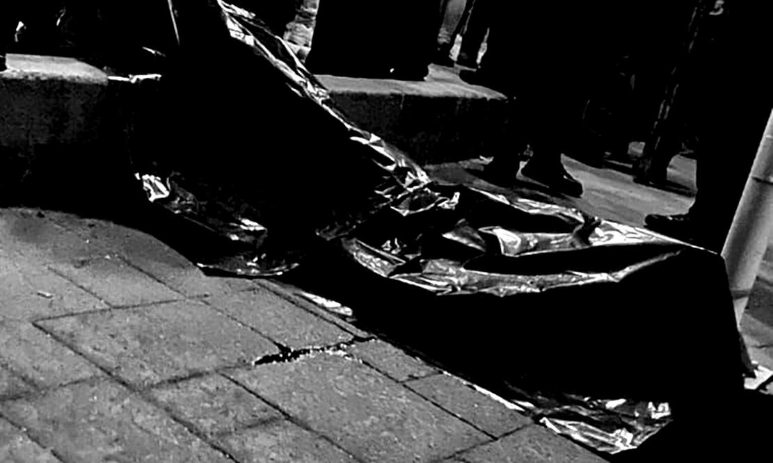 Personal de la Fiscalía de Homicidios del Valle de México encontró sobre la vía pública, en la Plaza Felipe Villanueva, el cuerpo sin vida. FOTO: Especial/EL UNIVERSAL/