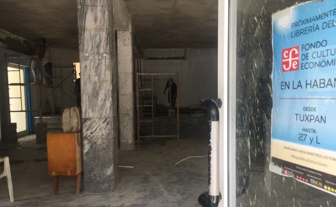 Trabajadores de la construcción laboran con el torso desnudo por el fuerte calor; con palas revuelven cemento con agua y arena para seguir con el aplanado de paredes y columnas de la librería del FCE. Foto: Pedro Villa y Caña/ EL UNIVERSAL.