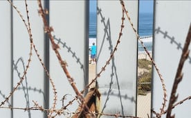 Piden apertura del Parque de la Amistad en frontera México-EU; muro y alambre de púas frenan el encuentro de familias