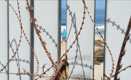 Piden apertura del Parque de la Amistad en frontera México-EU; muro y alambre de púas frenan el encuentro de familias