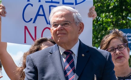 Senador Bob Menéndez culpa a republicanos y restricciones al sistema de asilo por tragedia de migrantes en Texas