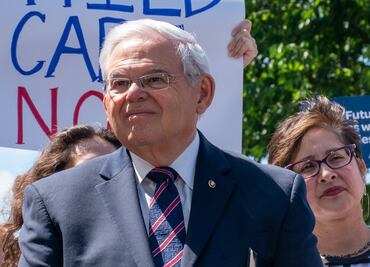 Senador Bob Menéndez culpa a republicanos y restricciones al sistema de asilo por tragedia de migrantes en Texas