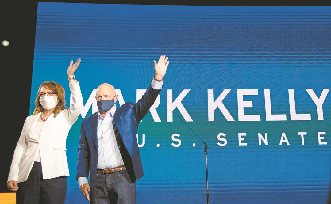 Gabrielle Giffords, exmiembro de la Cámara Baja, con su esposo Mark Kelly, piloto y astronauta, candidato demócrata al Senado, en Tucson. Foto: COURTNEY PEDROZA. AFP