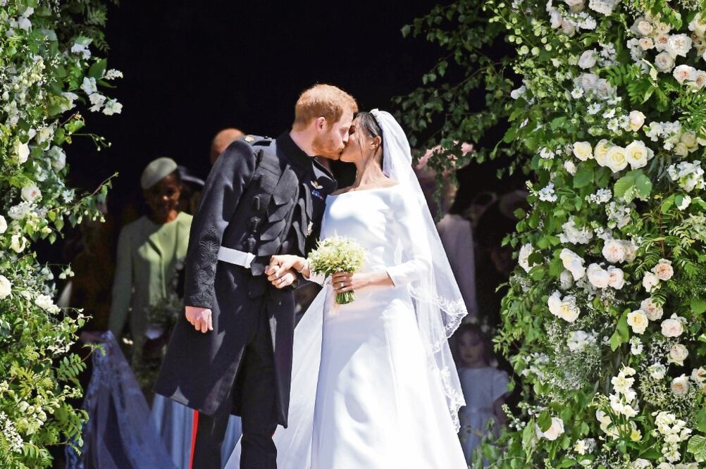 El novio lució uno de sus clásicos trajes militares de gala, pero, lo que más destacó en él fue su sonrisa. (FOTOS: AGENCIAS)