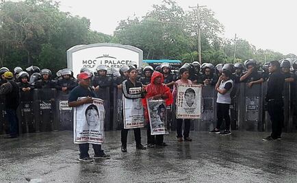 Padres de los 43 protestan afuera de reunión de la OEA en Cancún