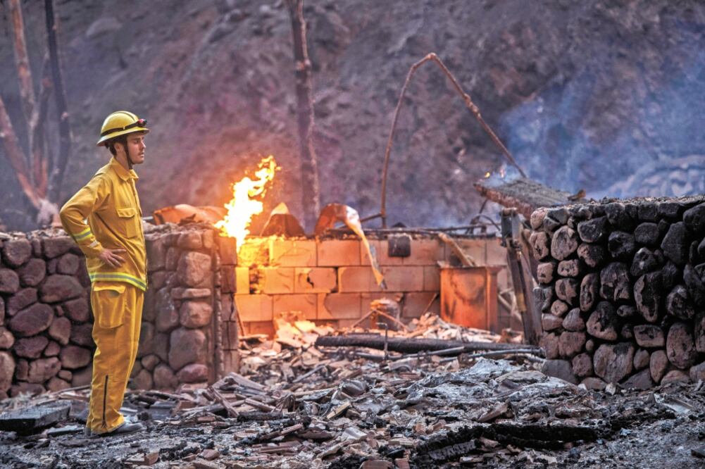 Un bombero trabaja para controlar el incendio Ranch en Spring Valley, California. (AP)