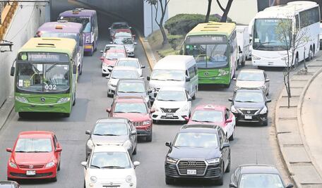 Este martes 31 de diciembre no circulan autos con engomado rosa