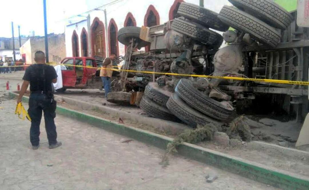 El accidente ocurrió ayer cerca de las 17:00 horas sobre la calle 5 de Mayo, la principal de Mazapil, Zacatecas (EFE) 