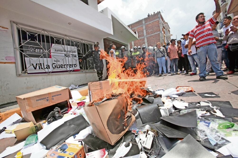 La junta municipal en Villa Guerrero fue saqueada en la búsqueda de los paquetes con votos para quemarlos; al no encontrarlos, lanzaron por la ventana material como plumas, hojas, documentos y les prendieron fuego (JORGE ALVARADO. EL UNIVERSAL)