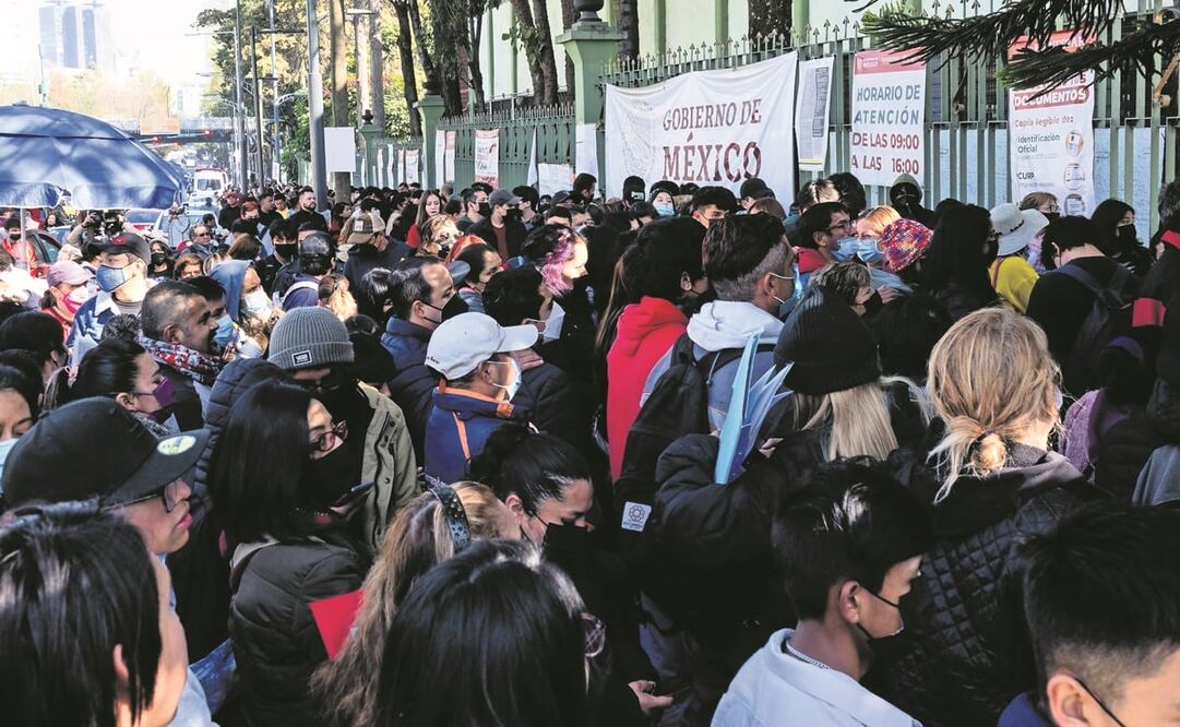 Desde las primeras horas del día 23/01/23, cientos de alumnos de vocacional acudieron a las inmediaciones del hospital militar “Chivatito” para realizar sus trámites y recibir la beca Benito Juárez. Foto: Galo Cañas/CUARTOSCURO 