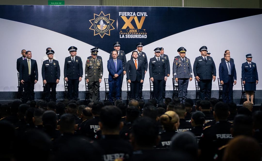 El gobernador de Nuevo León, Samuel García, encabezó una ceremonia por el XV aniversario de la Fuerza Civil, donde otorgó mas de 600 medallas y ascensos. Foto: Gobierno de Nuevo León