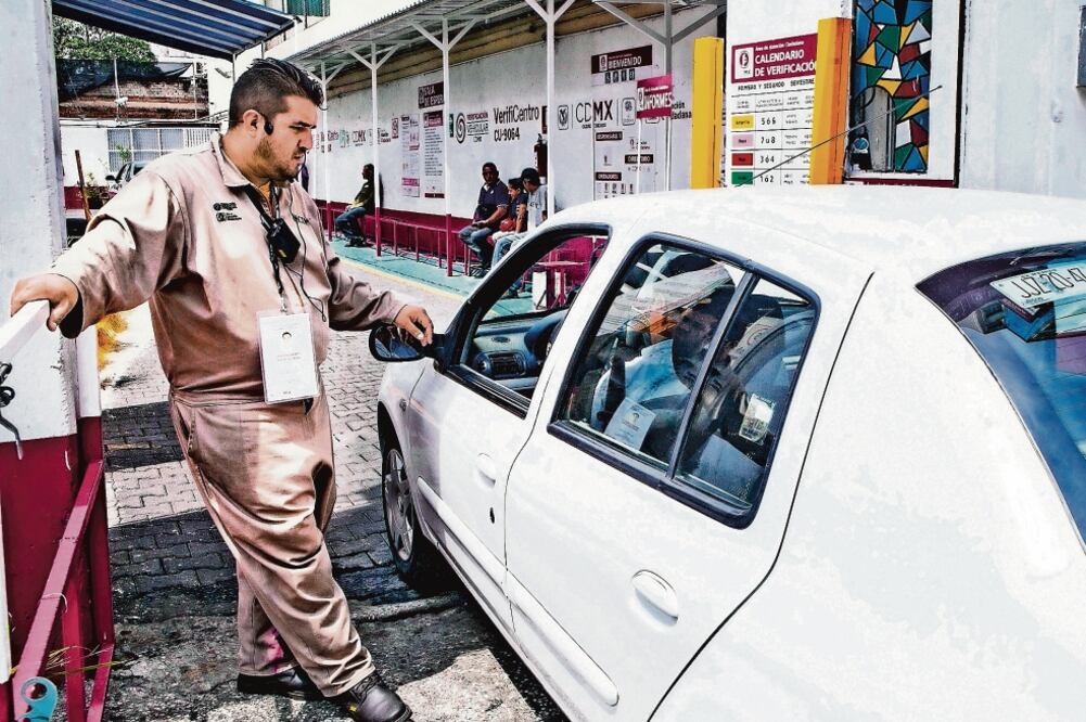 A finales de este mes se lanzará una convocatoria para abrir más centros de verificación vehicular en la Ciudad de México, informó Claudia Sheinbaum. Foto: ARCHIVO EL UNIVERSAL