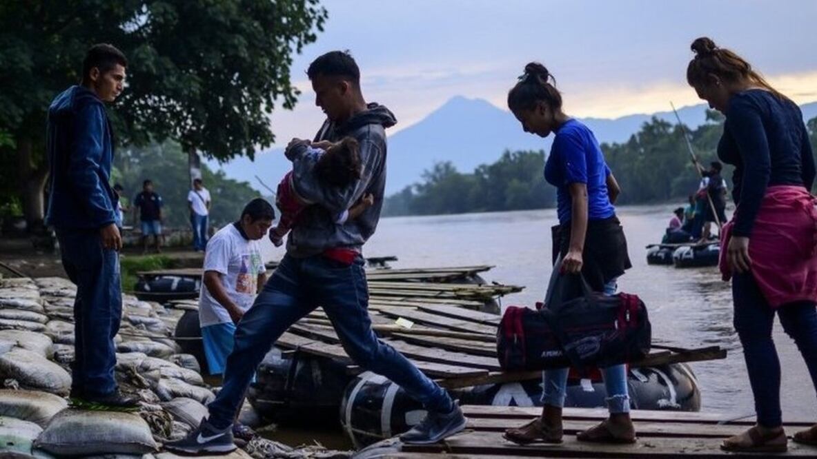 La migración hacia Estados Unidos ha cambiado en los últimos años: ahora son mayoritariamente familias las que llegan a EU, con niños, procedentes en su mayoría de Centroamérica (Foto: AFP)