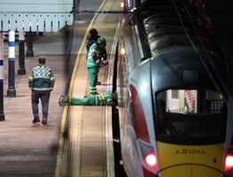 Una pistola de descargas eléctricas, un sospechoso y sangre: lo que se sabe del apuñalamiento masivo en tren de Reino Unido