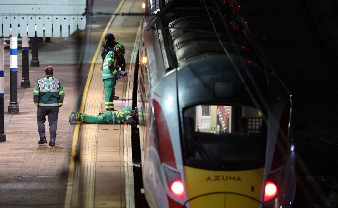 Foto: Personal de emergencias inspecciona un tren en la estación de Huntingdon, Inglaterra, en Cambridgeshire después de que varias personas fueran apuñaladas el sábado 1 de noviembre de 2025. 
Foto: Chris Radburn/PA via AP