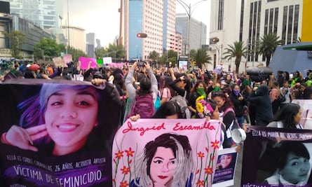 Feministas pasan lista de víctimas en marcha contra feminicidio de Ingrid Escamilla
