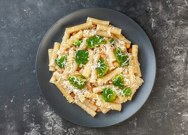 Haz pasta con brócoli y ajo, fácil y económica
