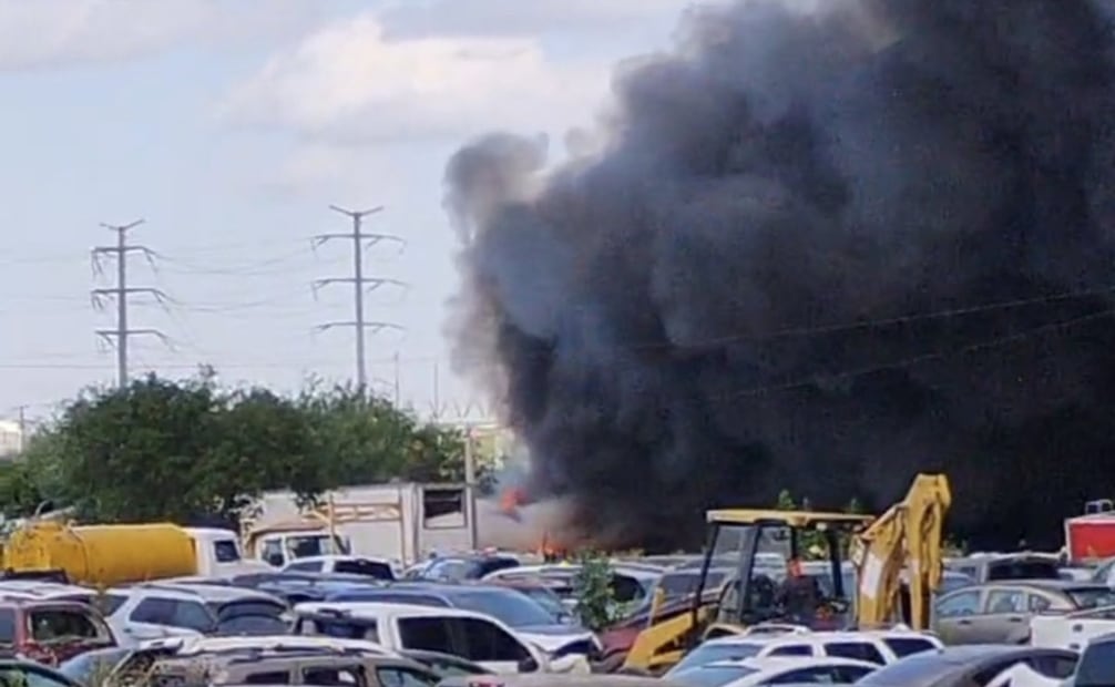 Incendio consume vehículos en corralón de Reynosa, Tamaulipas; fuego se propagó por fuertes vientos.
Foto: Especial.