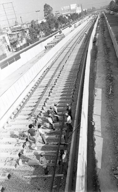 Construcción del tramo descubierto de la Línea 8, en Iztapalapa. El arqueólogo Alberto López Wario afirmó que, si la ruta del Metro pasaba por el Centro Histórico, podría perderse hasta el 60% de la riqueza histórica. Foto: Guillermo González/Archivo EL UNIVERSAL.