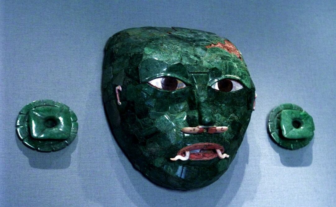 A Mayan obsidian and jade mask shown at exhibition “The Mayan people” in 1999 – Photo: Heriberto Rodríguez/EL UNIVERSAL