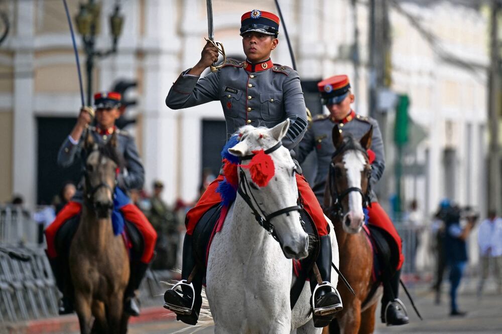 Miembros de la Escuela de Cadetes, durante el pase de revista que encabezó el nuevo mandatario guatemalteco. Foto: AFP