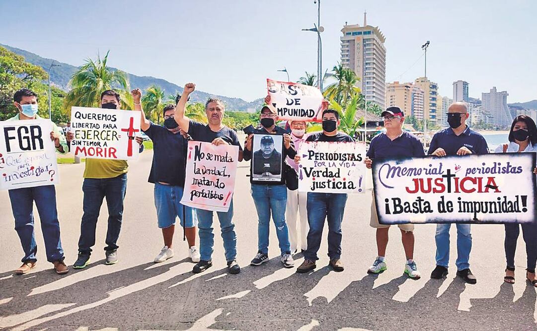 Reporteros de Acapulco, Chilpancingo, Iguala y Atoyac exigieron justicia para Fredid Román. Hoy se realizará una protesta frente a la FGR, en la Ciudad de México. FOTO: CARLOS ALBERTO CARBAJAL. CUARTOSCURO