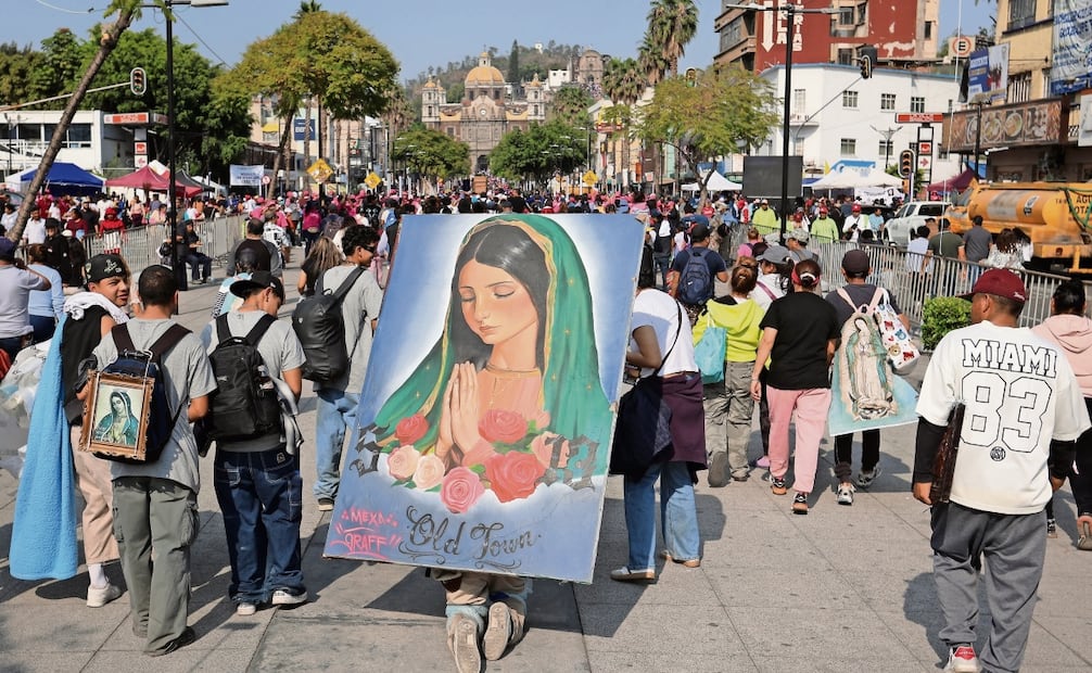 Bernardo recorrió la Calzada de Guadalupe de rodillas cargando un cuadro con la imagen de La Virgen de Guadalupe en la espalda. El año pasado rompió con su promesa de peregrinar hasta La Villa, pero este año cumplió con ello. Foto: Luis Camacho / EL UNIVERSAL