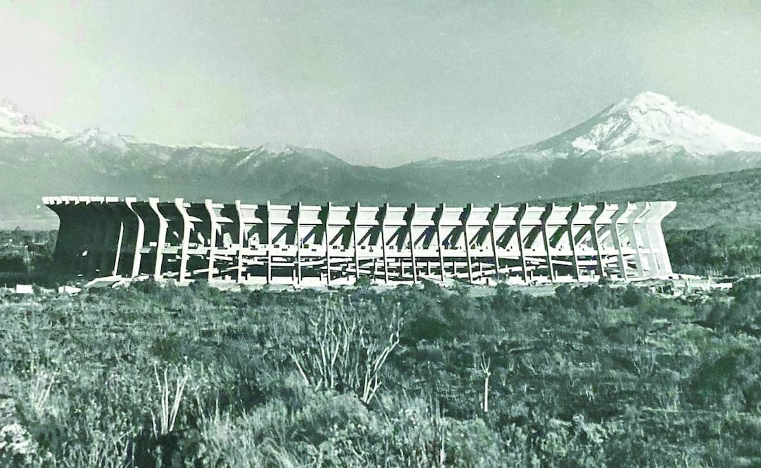 Estadio Azteca, al fondo el Popocatépetl Foto: Archivo Pedro Ramírez Vázquez